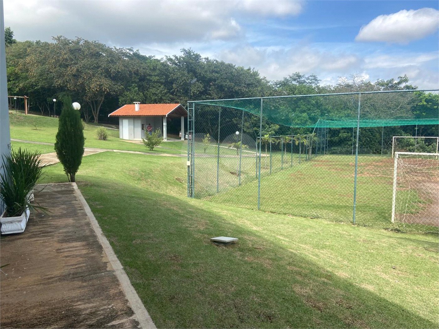 Casa à venda com 3 quartos, sendo 1 suíte, no condomínio Jardim Guarujá, Salto - SP