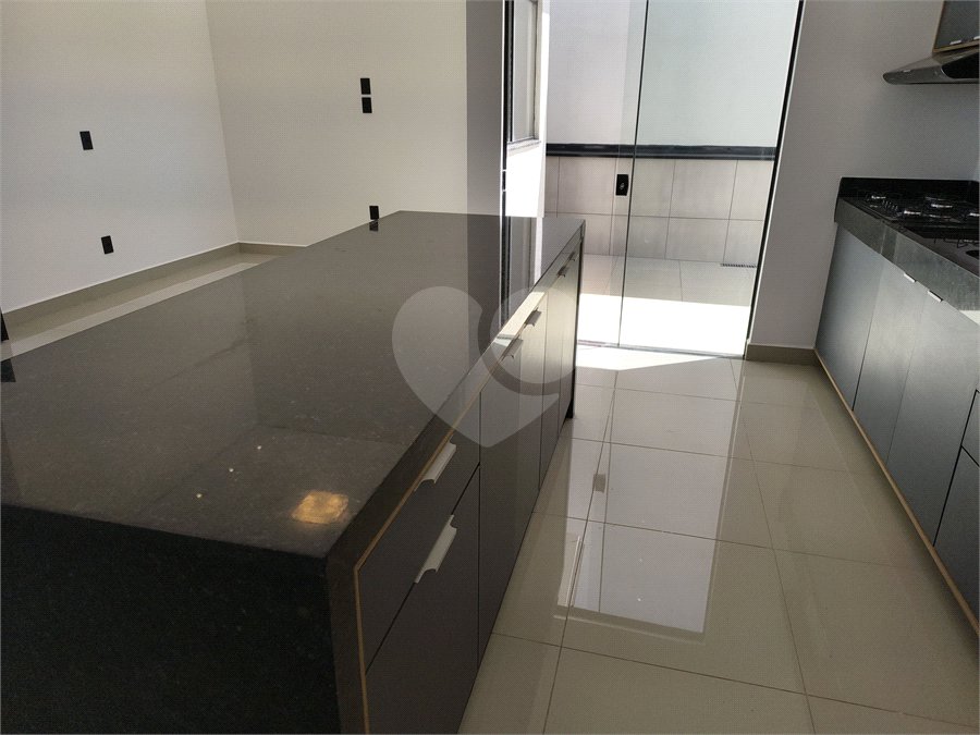 Casa à venda ou para alugar com 3 quartos, sendo 1 suíte, no condomínio Condomíno Helena Maria, Sorocaba - SP