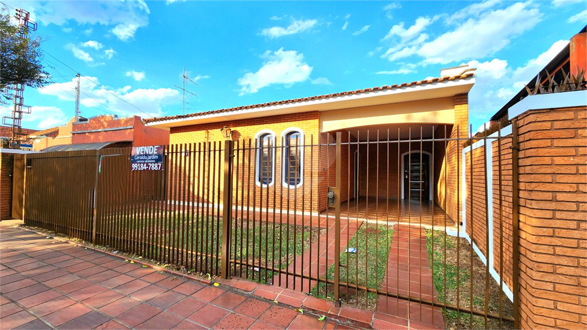 Casa à venda com 3 quartos, sendo 1 suíte, no Centro, Araraquara, SP