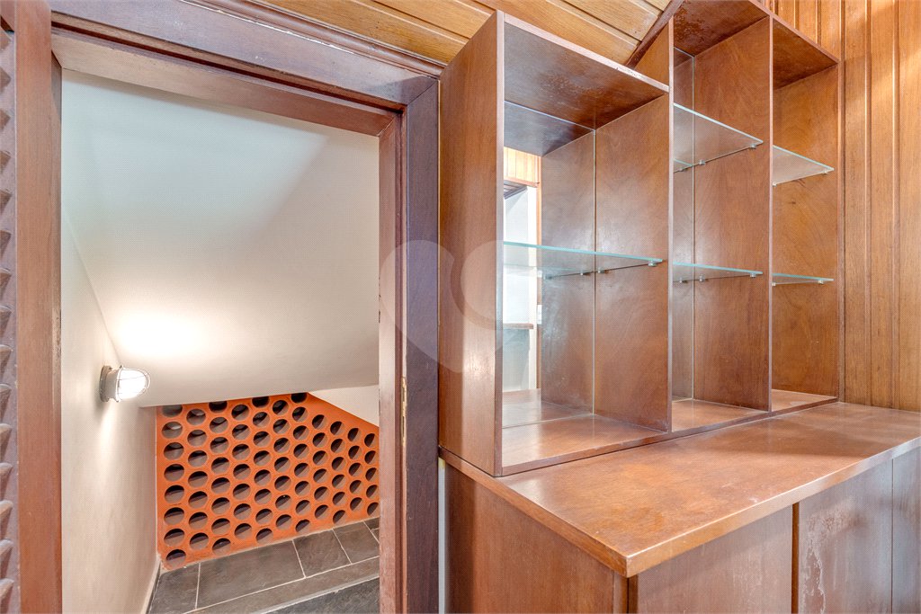 Casa à venda com 5 quartos, sendo 3 suítes, no condomínio Granja do Morumbi, São Paulo - SP