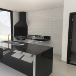 Casa à venda com 5 quartos, sendo 3 suítes, no condomínio Figueira Garden, Atibaia - SP