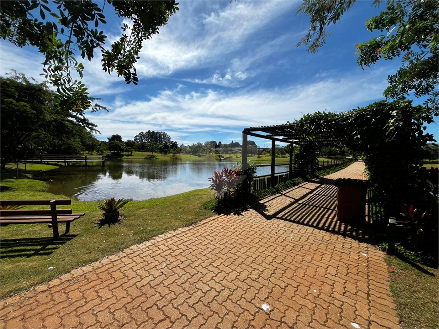 Casa à venda com 3 quartos, sendo 1 suíte, no condomínio Lago dos Ipês, Itapetininga - SP