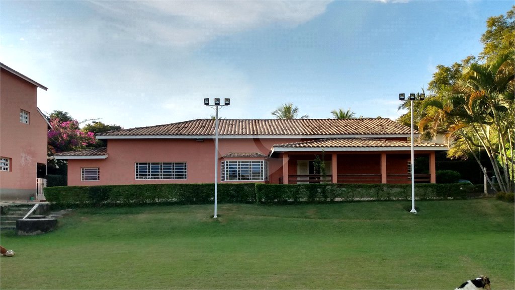 Casa à venda com 4 quartos, sendo 1 suíte, no condomínio Residencial Vale das Laranjeiras, Indaiatuba - SP