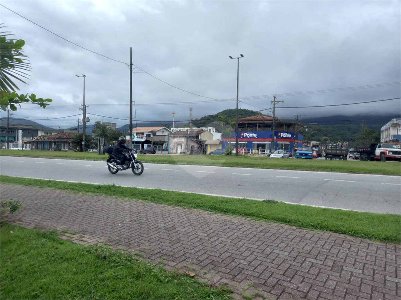 Sobrado à venda com 2 quartos, sendo 1 suíte, em Estância Balneária Hawai, Caraguatatuba, SP