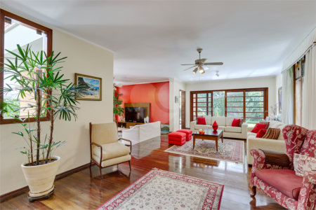Casa à venda com 3 quartos, sendo 2 suítes, no condomínio Granja do Morumbi, São Paulo - SP