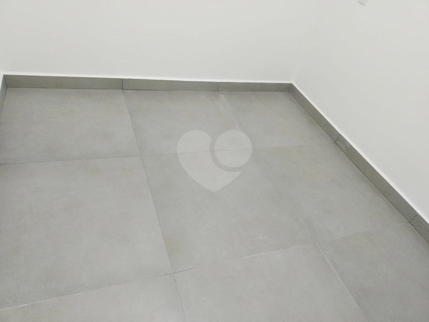 Casa térrea a venda no Jd Sabias! 2 dormitórios sendo 1 suíte com 1 vaga de garagem - Forro de drywall - Água fria e quente - Porcelanato 80x80 na casa toda - Esquadrias pretas - Marmoraria toda em pedra preto negresco - Portão automático -Jardim dos Sabiás tem rápido acesso para rodovia