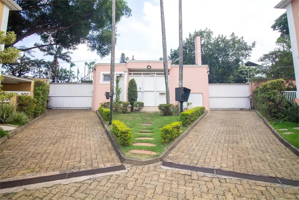 Casa à venda com 4 quartos, sendo 3 suítes, no condomínio Residencial Sans Souci, São Paulo - SP
