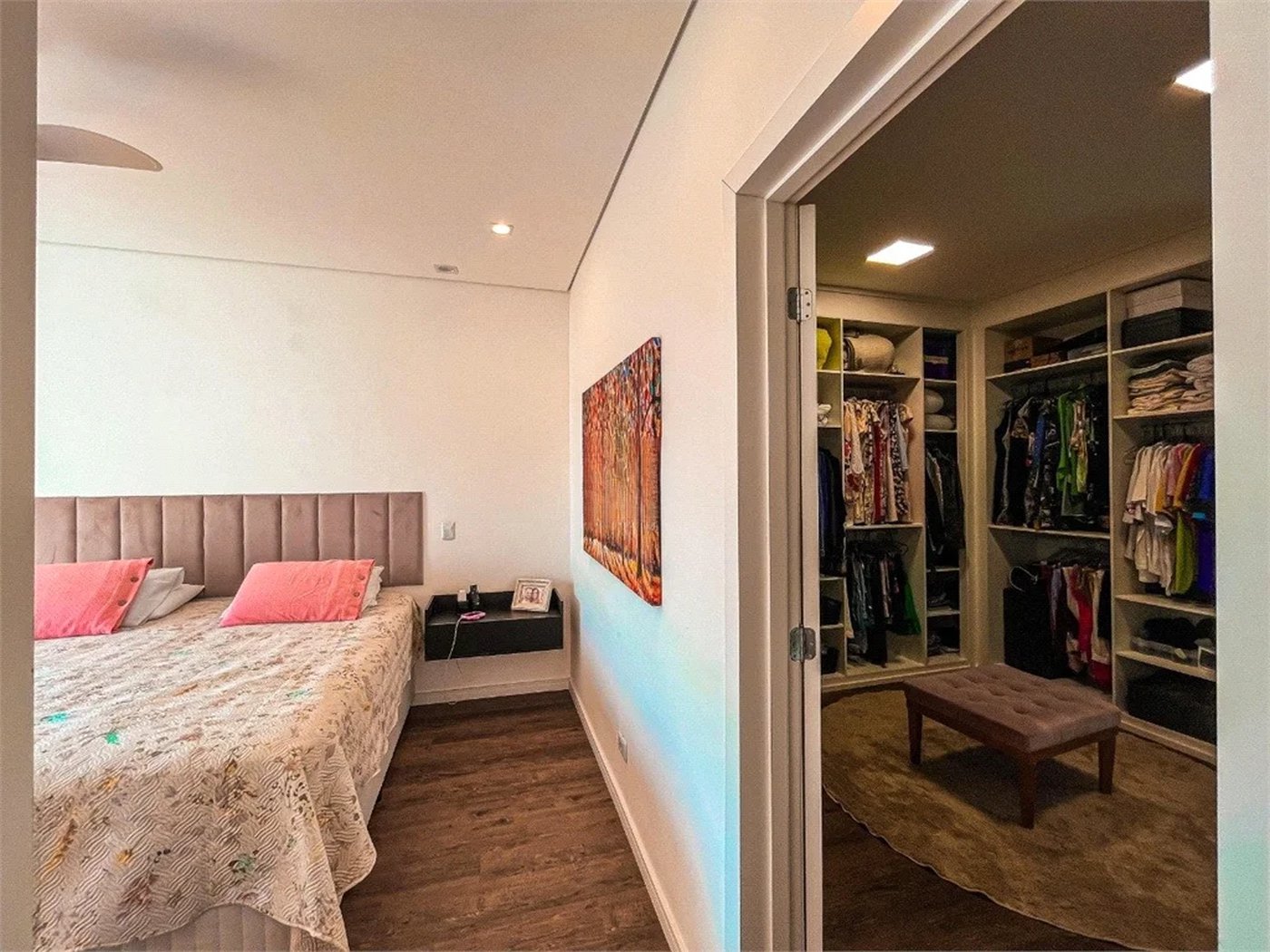 Casa à venda com 4 quartos, sendo 3 suítes,  no condomínio Vintage, Cotia - SP