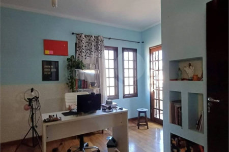 Casa à venda com 4 quartos, sendo 2 suítes,  em Vila Oliveira, Mogi das Cruzes, SP