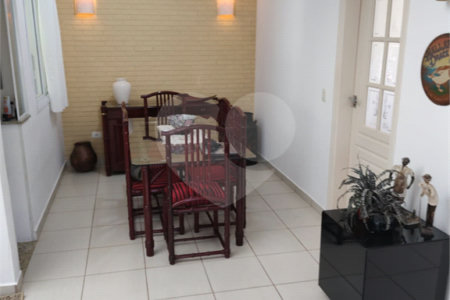 Casa à venda com 3 quartos, sendo 1 suíte, no condomínio Picollo Villaggio, Louveira - SP