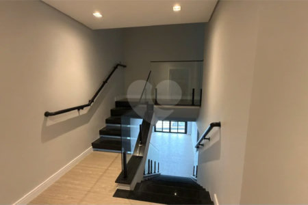 Sobrado de alto padrão no Swiss Park, totalmente reformado, com 4 suítes, piscina, elevador, espaço gourmet, 4 vagas e condomínio com lazer completo.