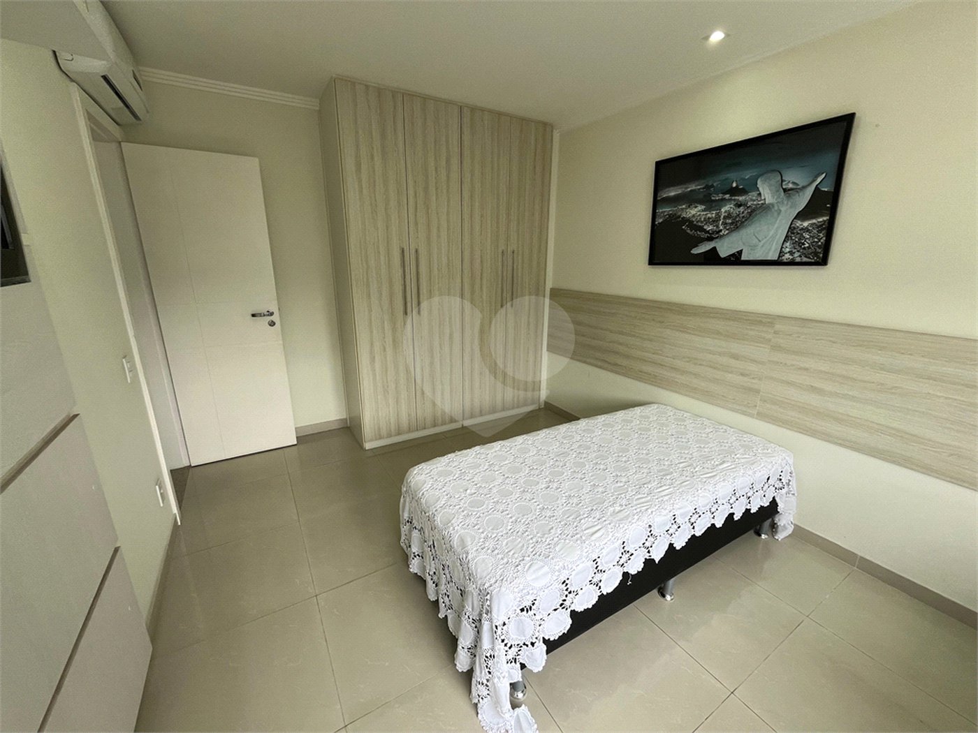 Casa à venda com 3 quartos, sendo 1 suíte, no condomínio Golden Village, Rio de Janeiro - RJ