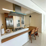 Apartamento de 106 m² no Auge Home Resort, porteira fechada, com 3 dormitórios, 1 suíte, varanda gourmet, 2 vagas, depósito e lazer completo.