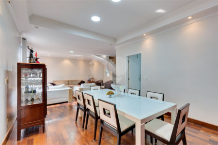 Casa à venda com 3 suítes no condomínio Vila Versalhes, São Paulo - SP