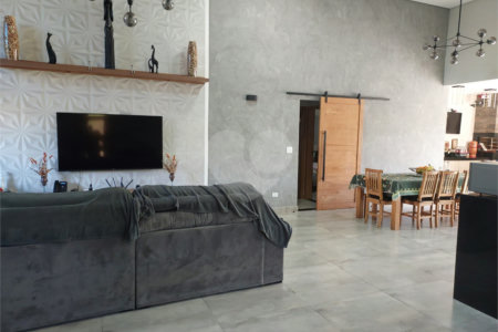 Casa à venda com 4 quartos, sendo 2 suítes,  no condomínio Figueira Garden, Atibaia - SP