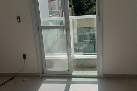 Sobrado à venda com 2 suítes em Vila Nivi, São Paulo, SP