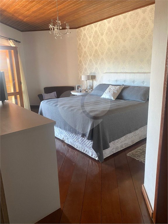 Casa à venda com 5 quartos, sendo 4 suítes, no condomínio Lago do Imperador, Mairiporã - SP