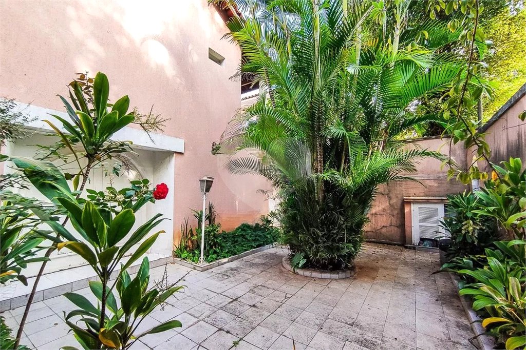Sobrado à venda com 4 quartos, sendo 2 suítes,  em Jardim Morumbi, São Paulo, SP