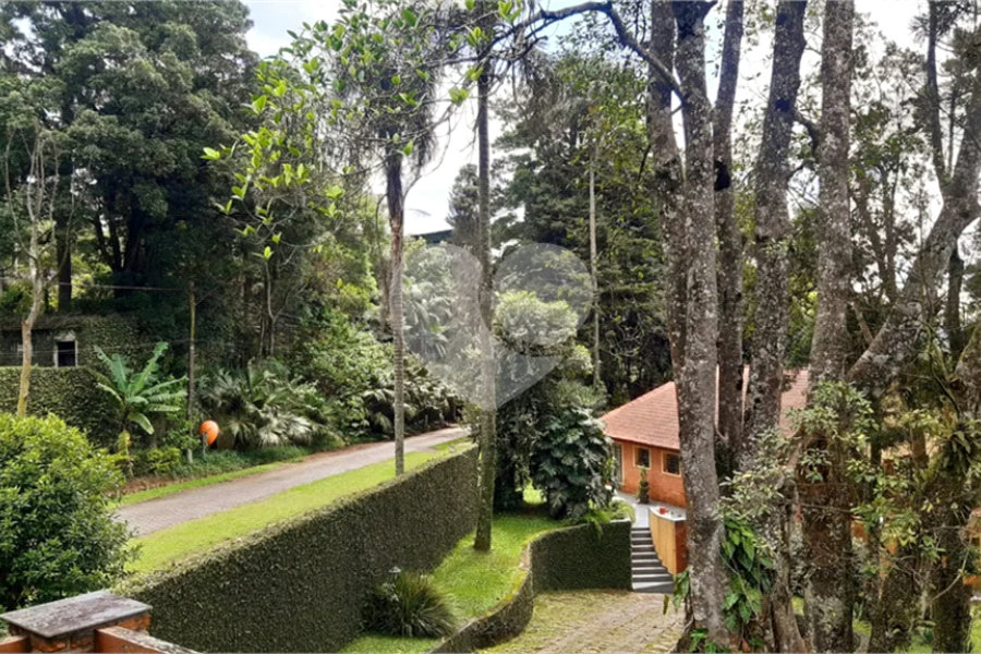 Casa à venda com 3 quartos, sendo 1 suíte, no condomínio Jardim da Monntanha II, Mairiporã - SP