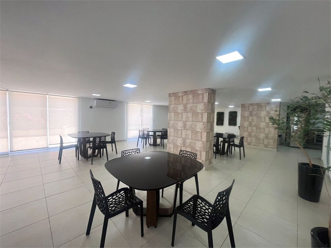 Apartamento com Varanda Gourmet em Condomínio Clube na Enseada – 2 Dormitórios