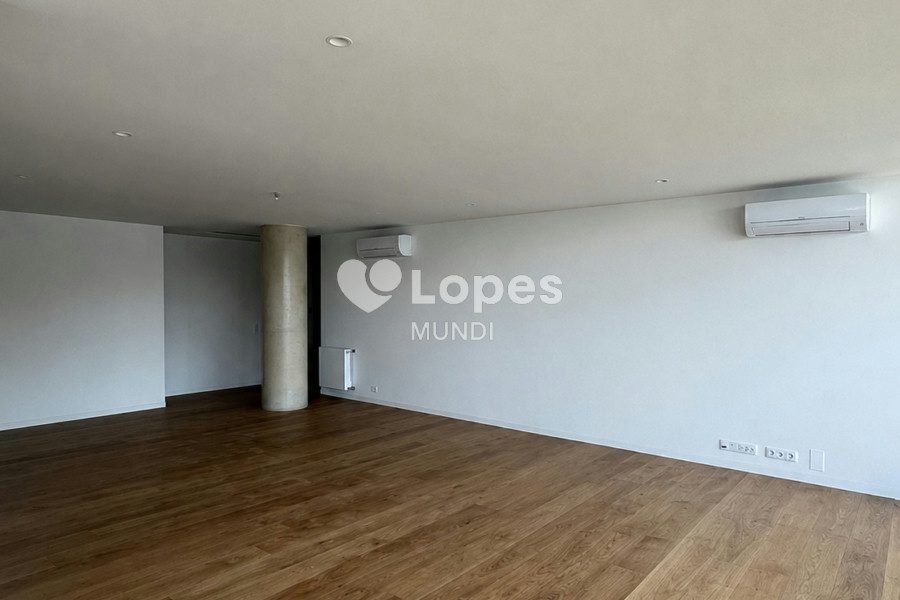 Apartamento T4 à venda em Lordelo do Ouro, Porto, Portugal – 240 m²