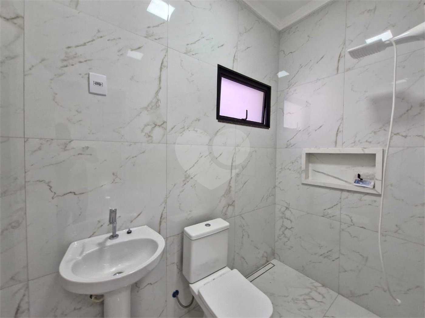Casa à venda com 2 quartos, sendo 1 suíte, no condomínio Residencial Jardim, Sorocaba - SP
