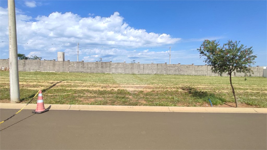 Lote à Venda em São Carlos, no Condomínio Villeneuve I