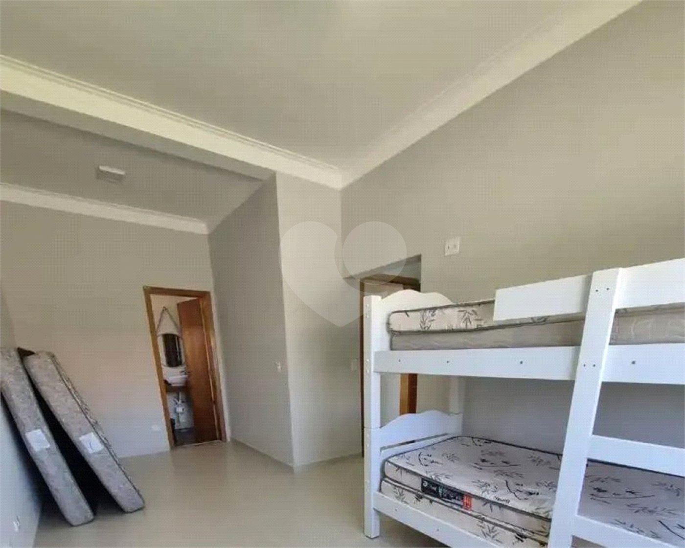 Casa à venda com 3 suítes no condomínio Chácaras Arumã, Sarapuí - SP