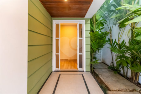 Casa à venda com 4 quartos, sendo 3 suítes, no condomínio Village Place, São Paulo - SP