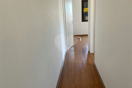 Sobrado à venda com 3 quartos, sendo 1 suíte,  em Parque Maria Domitila, São Paulo, SP