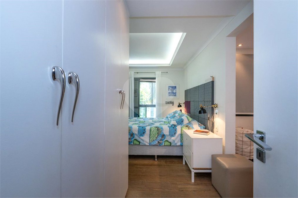 Apartamento à venda com 3 quartos, sendo 1 suíte, em Jardim Morumbi, São Paulo, SP