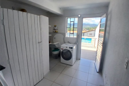 Casa à venda com 3 quartos, sendo 1 suíte,  em Recreio Maristela, Atibaia, SP