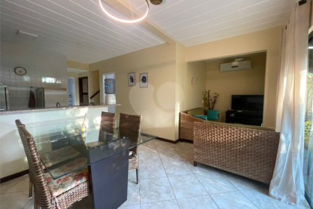 Casa em condomínio à venda com 3 quartos, sendo 2 suítes, em João Fernandes, Armação dos Búzios, RJ