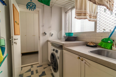 Apartamento à venda com 3 quartos, sendo 1 suíte, em Moema, São Paulo, SP