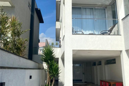 Casa à venda com 4 quartos, sendo 3 suítes, no condomínio Brisa 1, Mogi das Cruzes - SP