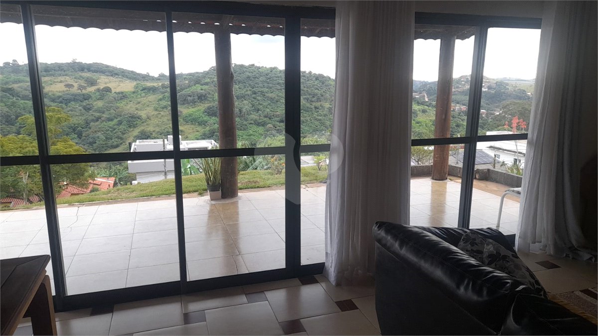 Casa à venda com 3 quartos, sendo 2 suítes, no condomínio Outeiro das Flores, Itupeva - SP