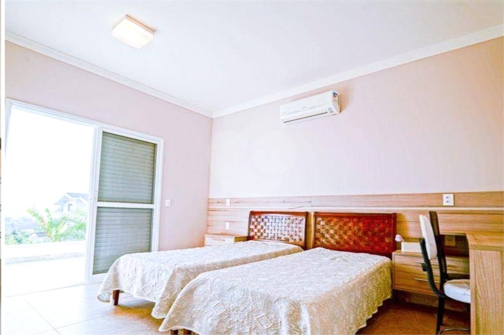Casa à venda com 4 quartos, sendo 2 suítes, no condomínio Residencial Jardim Primavera, Louveira - SP