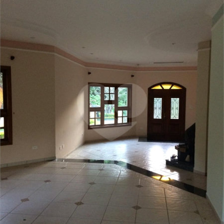 Casa à venda com 4 quartos, sendo 2 suítes, no condomínio Flamboyant, Atibaia - SP