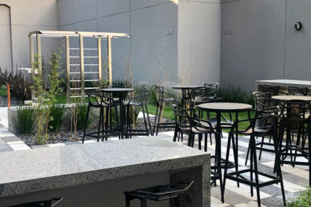 Vendo apartamento todo reformado em prédio novo por arquiteta internacional, porteira fechada e rend