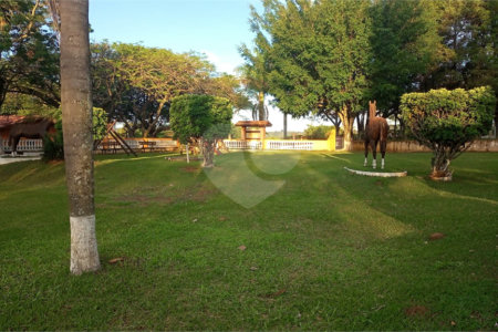 Casa à venda com 5 quartos, sendo 1 suíte, no condomínio Village da Serra, Araçoiaba da Serra - SP