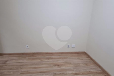 Casa à venda com 3 quartos, sendo 1 suíte, no condomínio Alvorada Parque Vitória, São Paulo - SP