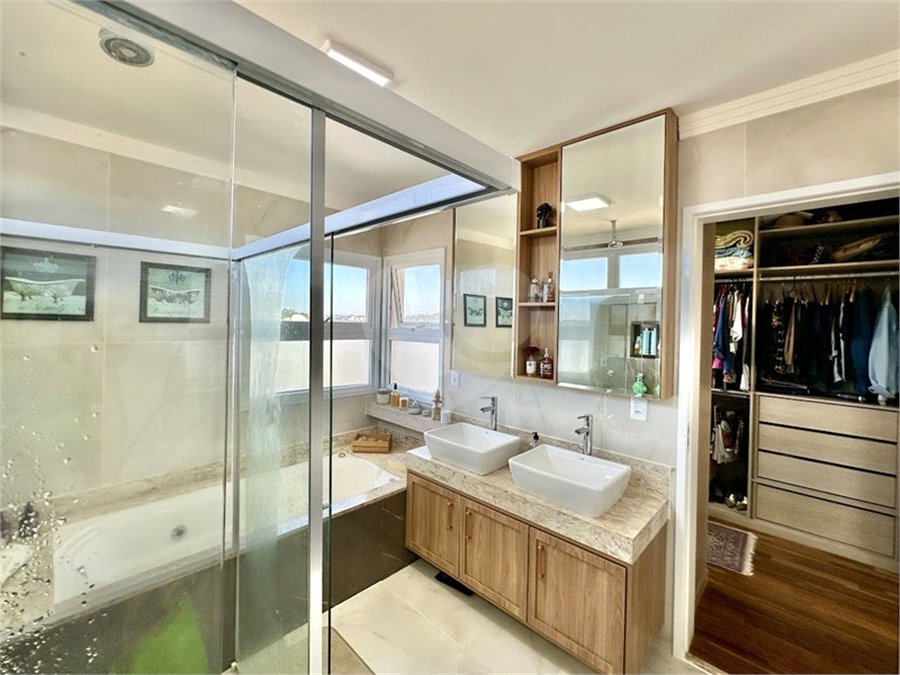 Casa à venda com 3 suítes no condomínio Golf Village, Carapicuíba - SP