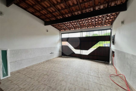 Sobrado à venda com 3 quartos, sendo 1 suíte, em Lopes de Oliveira, Sorocaba, SP