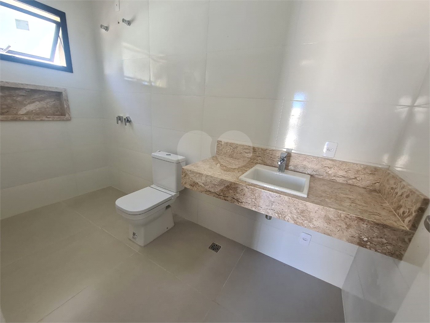 Casa à venda com 3 suítes no condomínio Loteamento Recanto dos Paturis, Vinhedo - SP
