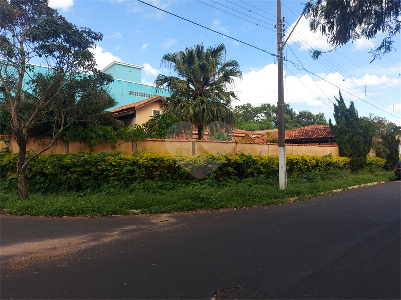 Casa térrea com piscina no Residencial Samambaia.