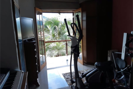 Casa à venda com 4 quartos, sendo 1 suíte, no condomínio Clube da Montanha, Atibaia - SP