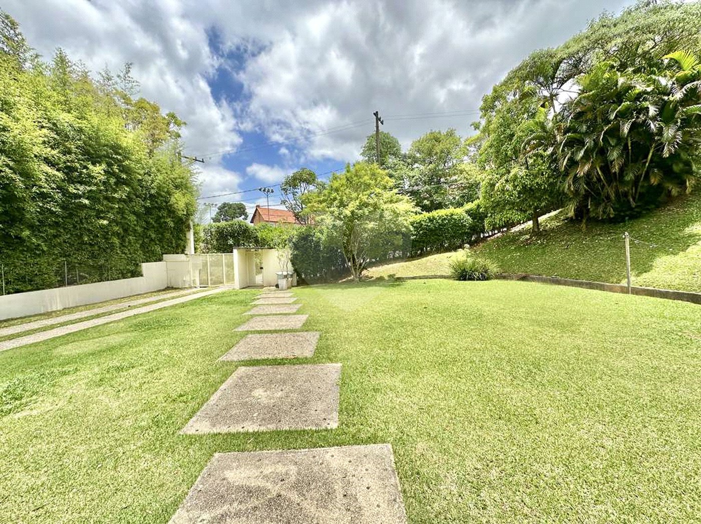 Casa à venda com 4 suítes no condomínio Recanto Impla, Carapicuíba - SP