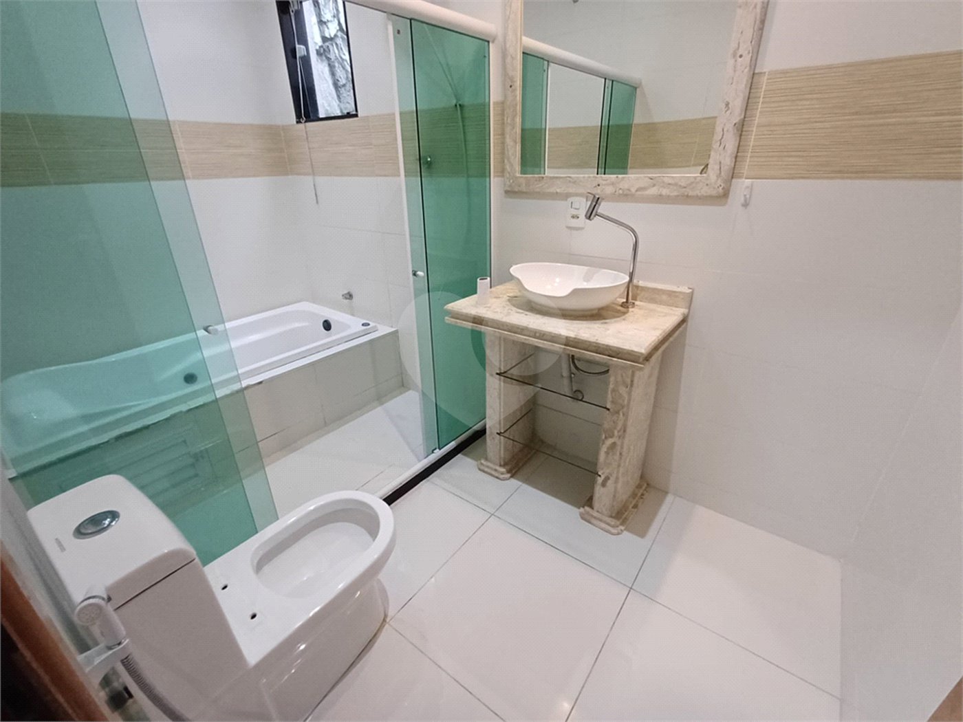 Casa à venda com 3 quartos, sendo 2 suítes, no condomínio Village da Posse, Rio de Janeiro - RJ