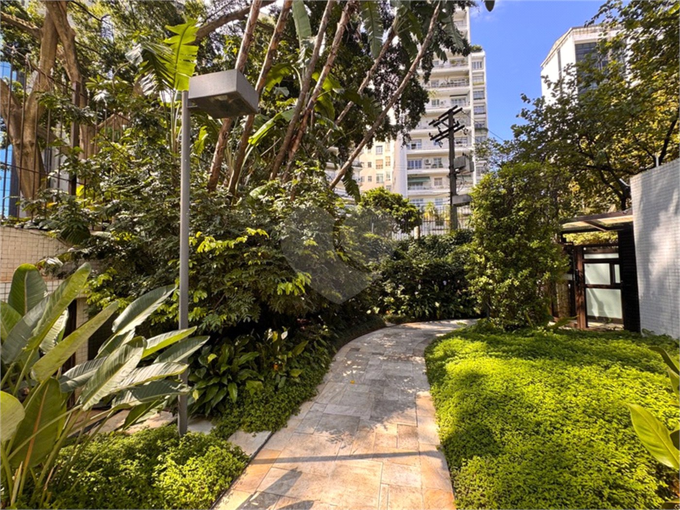 Higienópolis: Apartamento de 350 m2, 4 suítes, 5 vagas.