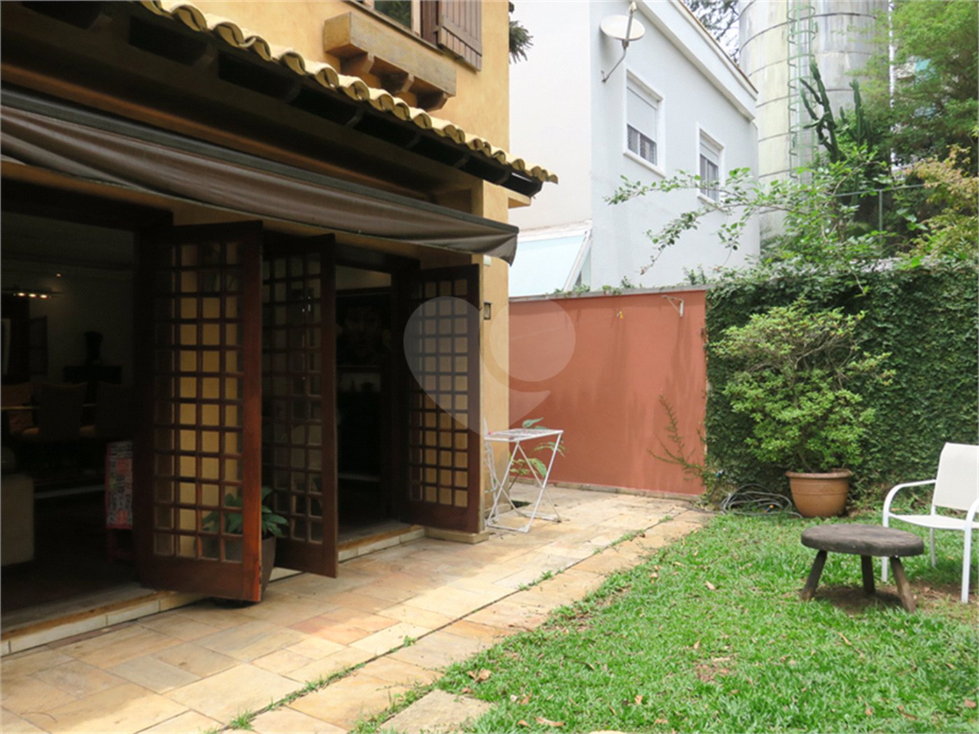 Casa à venda com 4 quartos, sendo 2 suítes, no condomínio Vila das Flores, São Paulo - SP